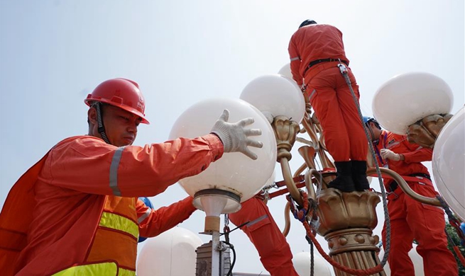 Workers stick to their posts outdoors amid heat wave in China