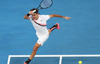 Federer advances at Australian Open