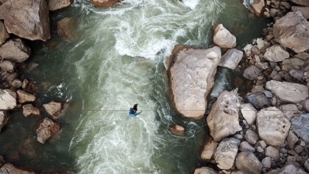 烏蒙山區(qū)“溜索改橋”聯(lián)通跨省致富路仰望高樓