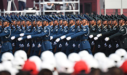 預備役部隊方隊：由各軍種聯(lián)合編成的端槍方隊