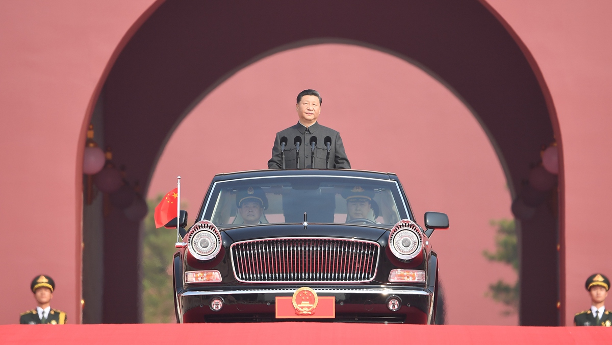 習近平乘坐檢閱車，經(jīng)過金水橋，駛上長安街